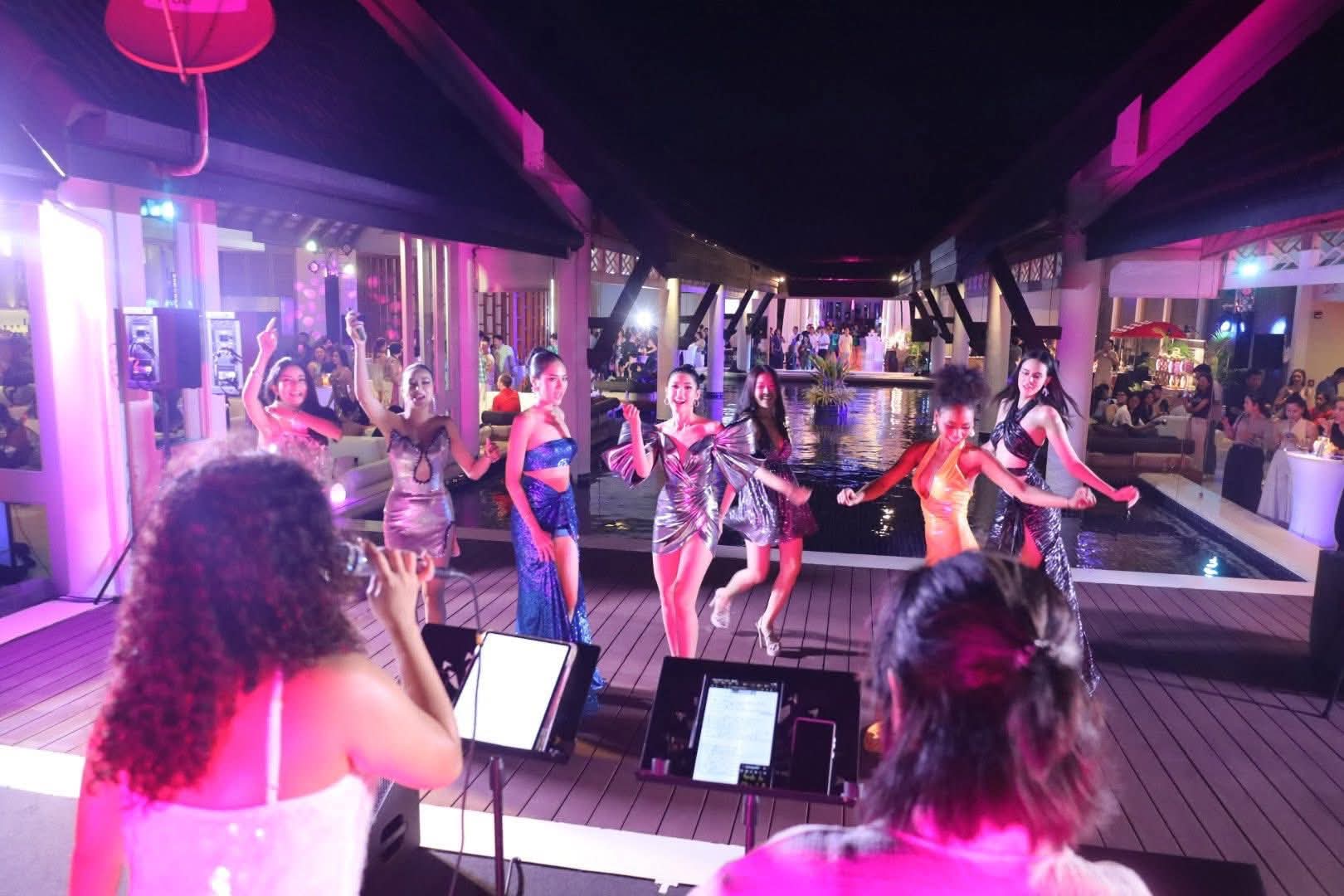 วงดนตรีภูเก็ต thecactuslivemusicband กำลังแสดงในงาน dinner miss universe 2025 thailand ที่ Angsana Laguna Phuket 