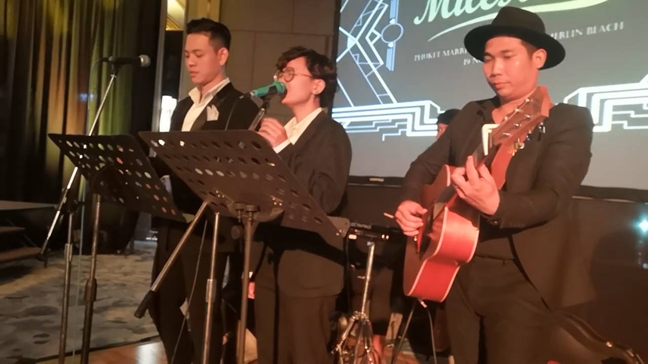 วงดนตรีภูเก็ต thecactuslivemusicband กำลังแสดงในงาน staff party ที่ Jw marriott Phuket