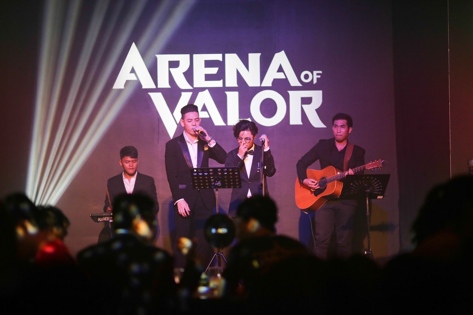 วงดนตรีภูเก็ต thecactuslivemusicband กำลังแสดงสดในงาน Event Arena of Valor