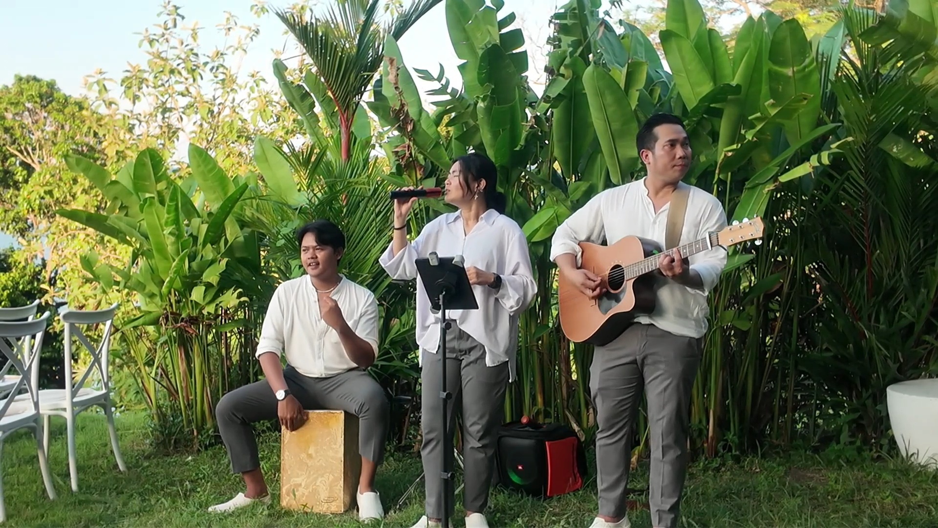 วงดนตรีภูเก็ต thecactuslivemusicband กำลังแสดงสดในงานแต่ง