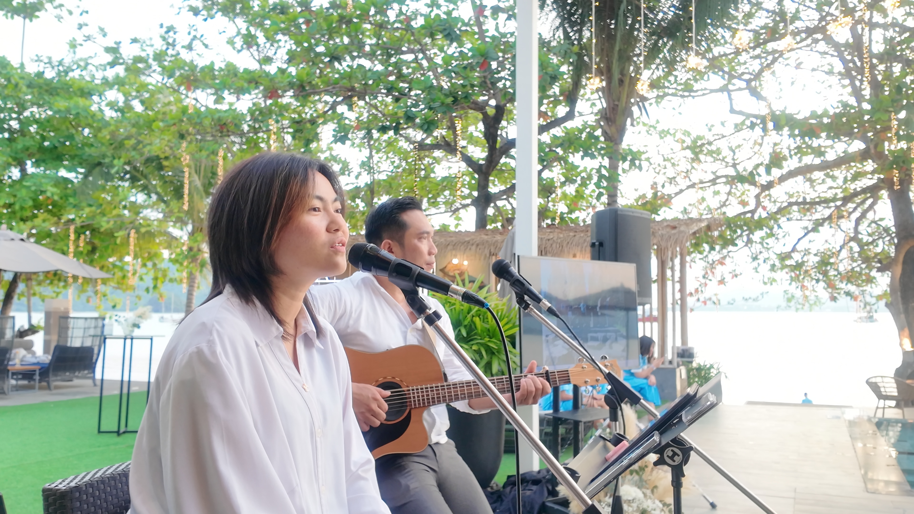 วงดนตรีภูเก็ต thecactuslivemusicband กำลังแสดงสดในงาน Wedding Gig